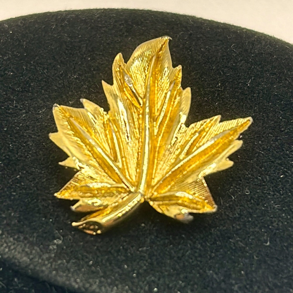 D’Orlan Maple Leaf 🍁 Brooch🇨🇦🇨🇦🇨🇦